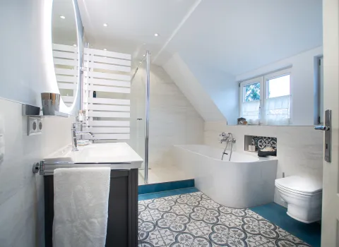 Badezimmer im modernen Landhausstil mit Fliesen im Retro Look und Beige-Blaues Farbkonzept.