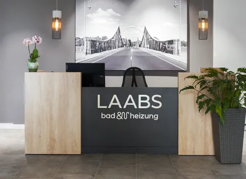 Eigangsbereich der Badausstellung Potsdam der Fa. Laabs GmbH für Heizung, Sanitär und Fliesen in Potsdam-Drewitz.