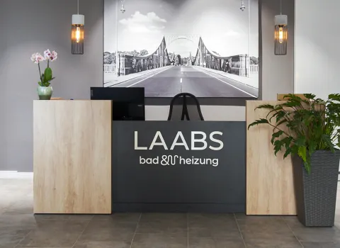 Eigangsbereich der Badausstellung Potsdam der Fa. Laabs GmbH für Heizung, Sanitär und Fliesen in Potsdam-Drewitz.