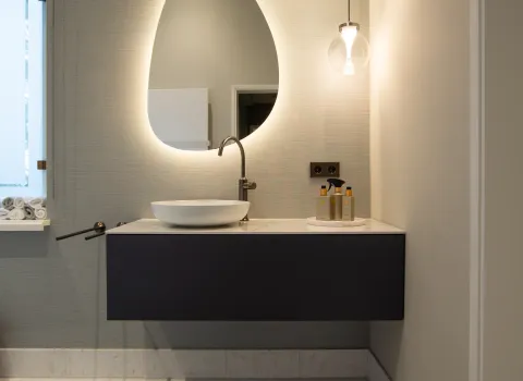 Moderner Waschtisch mit Aufsatzschale und Dornbracht Armatur.