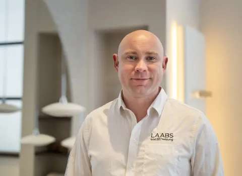 Christian Laabs in der Badausstellung in Potsdam. 