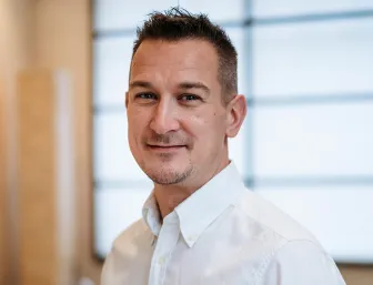 Portrait eines Mitarbeiters von Laabs GmbH für Heizung, Sanitär und Fliesen.