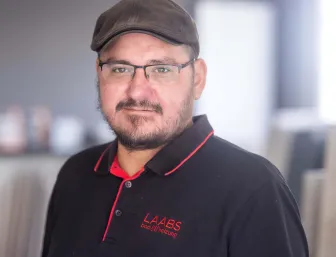 Portrait eines Mitarbeiters von Laabs GmbH für Heizung, Sanitär und Fliesen.