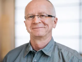 Portrait eines Mitarbeiters von Laabs GmbH für Heizung, Sanitär und Fliesen.