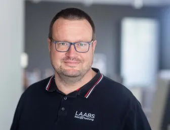 Portrait eines Mitarbeiters von Laabs GmbH für Heizung, Sanitär und Fliesen.