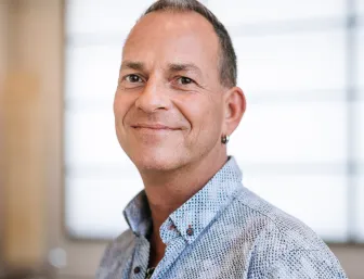 Portrait eines Mitarbeiters von Laabs GmbH für Heizung, Sanitär und Fliesen.