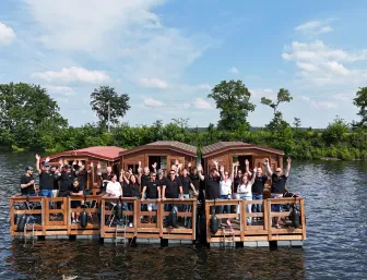 Drohnenaufnahme von der Floßfahrt in Potsdam, Gruppenevent 2024.