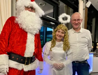 Weihnachtsmann mit Christkind und Chef.
