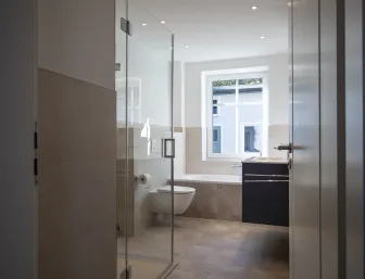 Blick ins Badezimmer - hell und lichtdurchflutet.