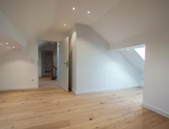 Ausgebautes Dachgeschoss mit Dachflächenfesnter und Eichenparkett als Bodenbelag.