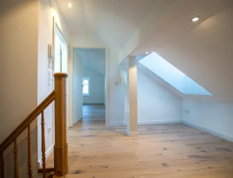 Flur im Dachgeschoss mit Dachflächenfenster.