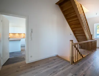 Flur mit Eichenparkett auf dem Boden und Echtholz-Eichentreppe.