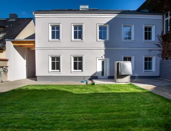 Zweifamilienhaus mit Wärmepumpe und Gartenstück.