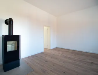 Leeres Wohnzimmer mit Kamin von Wodtke. 