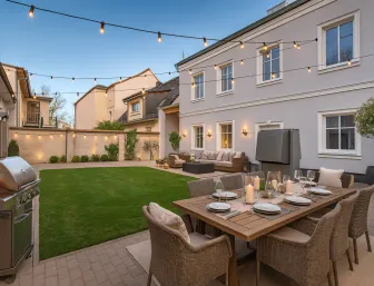 Einrichtungsbeispiel einer Terasse im Sommer mit Grillplatz und eingedeckten Tisch für 6 Personen.