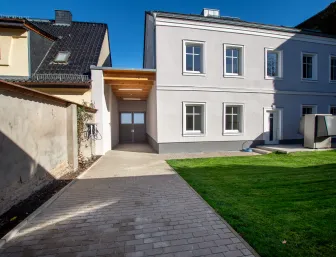 Toreinfahrt des zweifamilienhauses in Bornim, Potsdam.