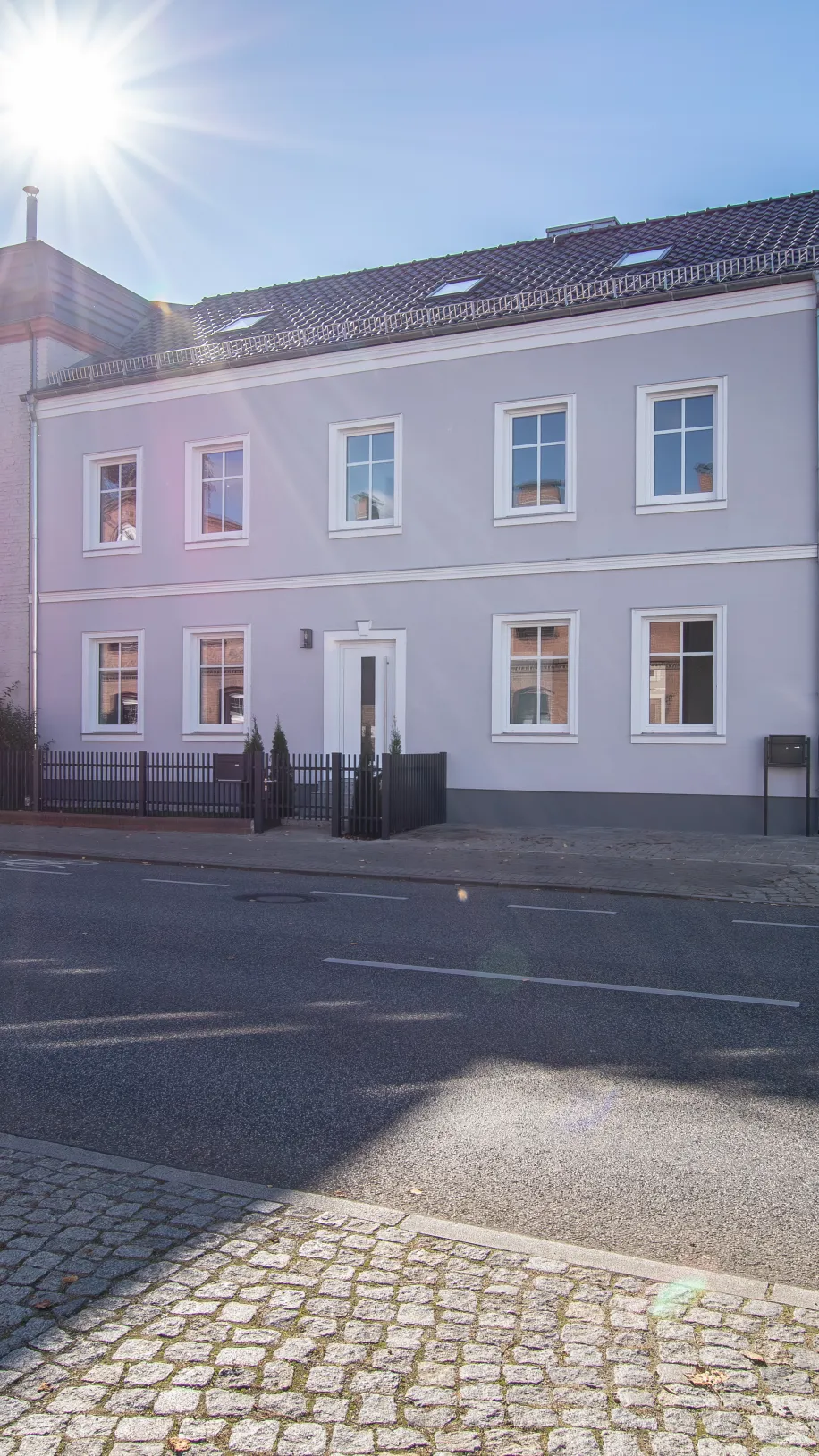 Außenansicht des Zweifamilienhauses in Potsdam Bornim mit sonnigen Himmel.