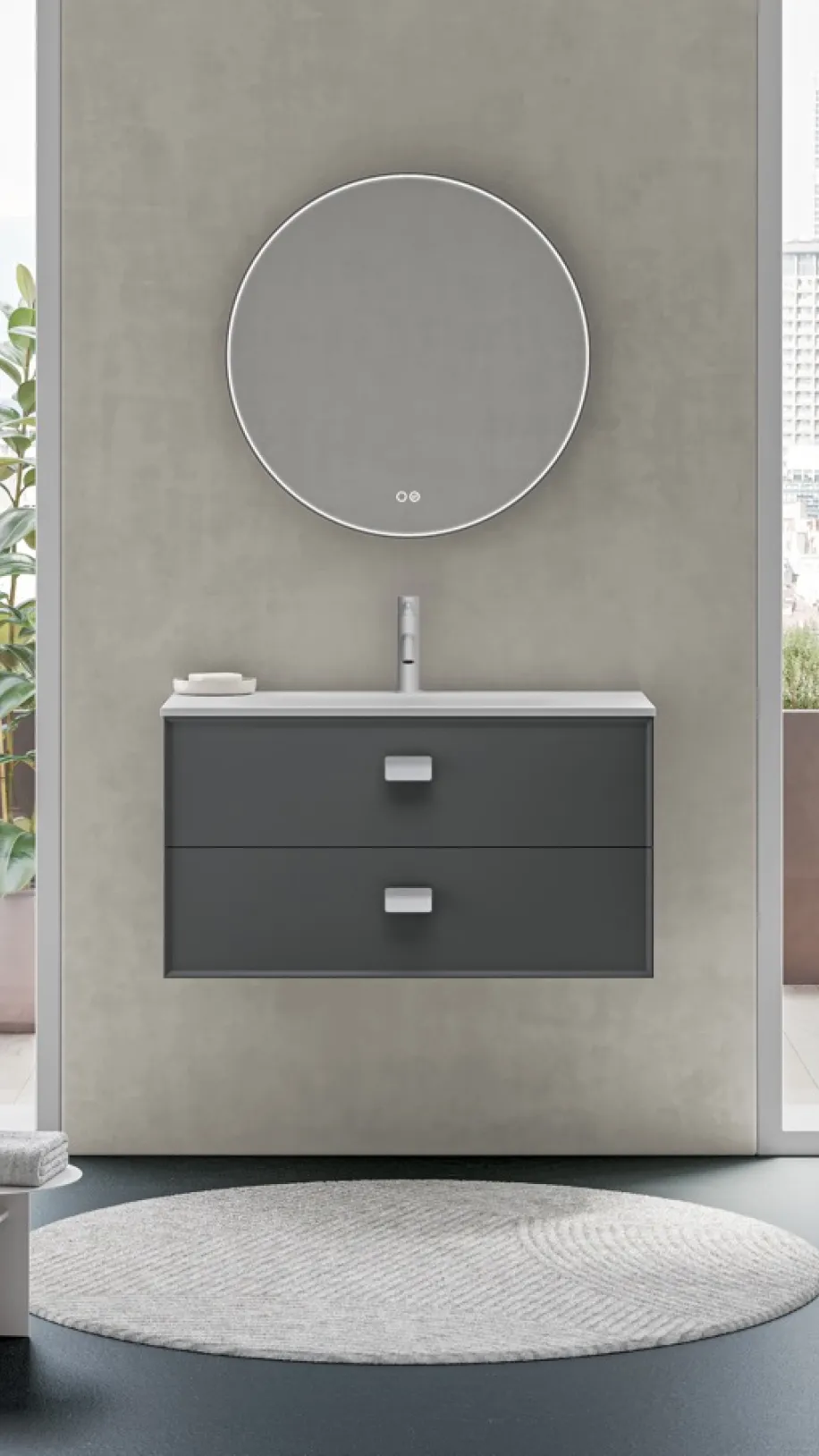 Modernes Badmöbel-Set in Anthrazit mit rundem LED-Spiegel, wandhängendem Waschtisch und seitlichem Hochschrank.