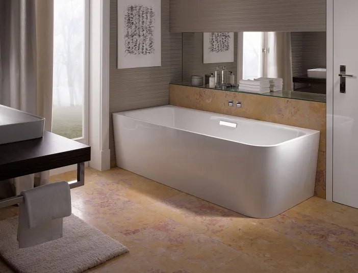 Badewanne BetteArt IV auf Naturstein unter Spiegel in Badecke 