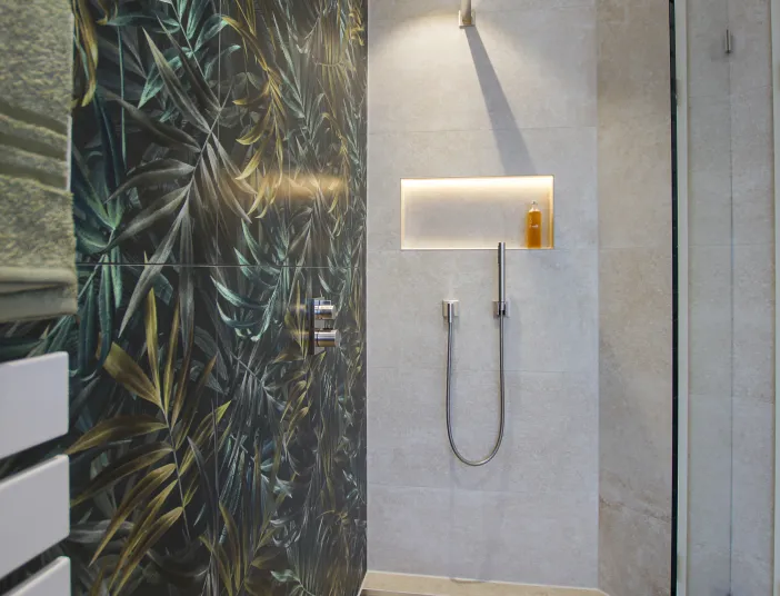 Walk-In-Regendusche mit Beleuchtungskonzept im Dschungelbad vom Handwerksunternehmen bad & heizung Laabs in Potsdam.