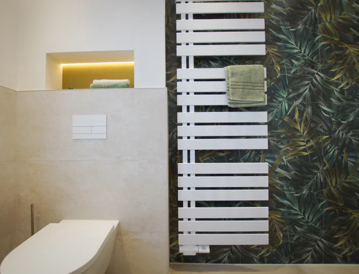 WC Kartell von Laufen und Design-Heizkörper im Dschungelbad vom Handwerksunternehmen bad & heizung Laabs in Potsdam.