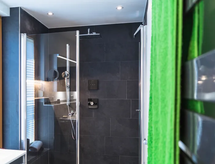 Duschbad mit Walk-in-Dusche und Designheizkörper vom Handwerksunternehmen bad & heizung Laabs in Potsdam.