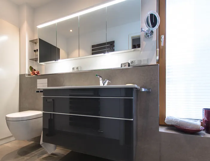 Spiegelschrank und hängender Waschtisch im Komplett-Duschbad vom Handwerksunternehmen bad & heizung Laabs in Potsdam.