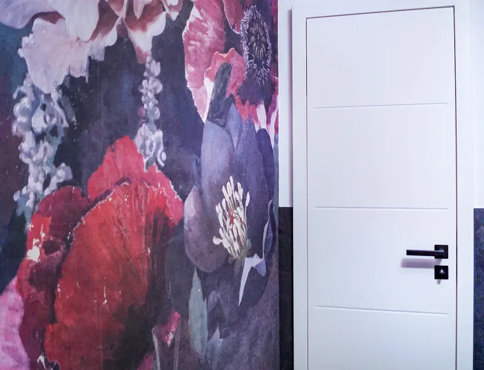 Blumentapete im Gästebad vom Handwerksunternehmen bad & heizung Laabs in Potsdam.