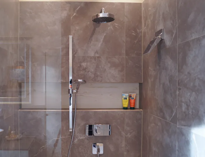 Regenkopfbrause im Premium-Duschbad vom Handwerksunternehmen bad & heizung Laabs in Potsdam.