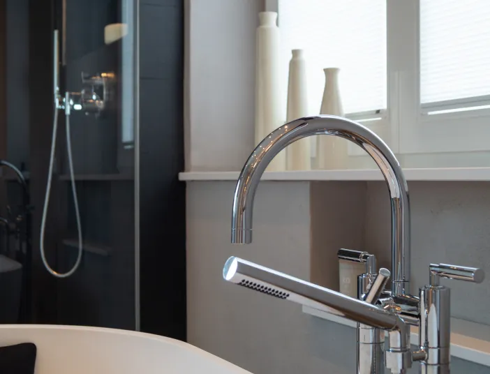 DORNBRACHT-Armatur an einer freistehenden Badewanne im Komplettbad vom Heizungsunternehmen von bad & heizung Laabs in Potsdam.