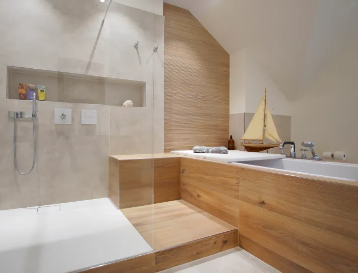 Gesamtübersicht eines Wellnessbads mit Sundeck-Badewanne vom Handwerksunternehmen bad & heizung Laabs in Potsdam.