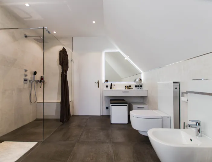 Walk-in-Dusche und Schminktisch mit Kosmetikspiegel im Komplettbad vom Handwerksunternehmen bad & heizung Laabs in Potsdam.