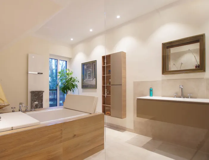 Sundeck-Badewanne in Holzoptik im Wellnessbad vom Handwerksunternehmen bad & heizung Laabs in Potsdam.