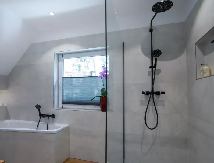 Walk-In-Regendusche und Badewanne im Familienbad vom Handwerksunternehmen bad & heizung Laabs in Potsdam.