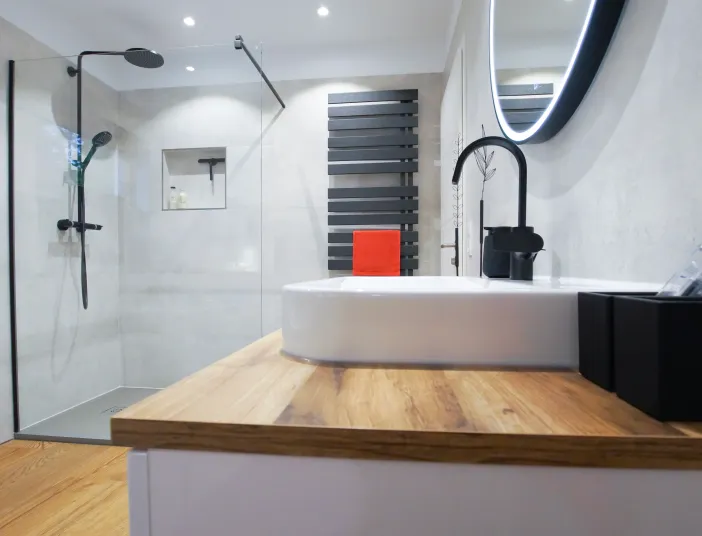 Walk-In-Regendusche und Designheizkörper im Familienbad vom Handwerksunternehmen bad & heizung Laabs in Potsdam.