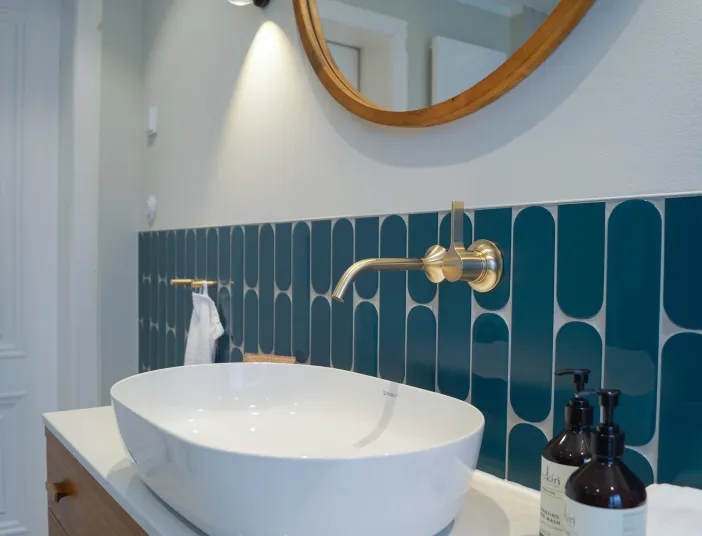 Waschtisch mit Dornbracht-Wandarmatur im farbigen Bad vom Handwerksunternehmen bad & heizung Laabs in Potsdam.