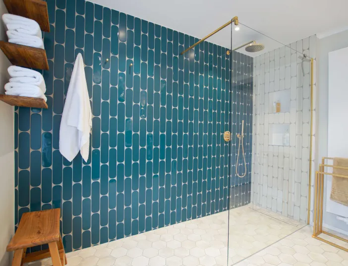 Walk-In-Regendusche und türkise Fliesen im farbigen Duschbad vom Handwerksunternehmen bad & heizung Laabs in Potsdam.