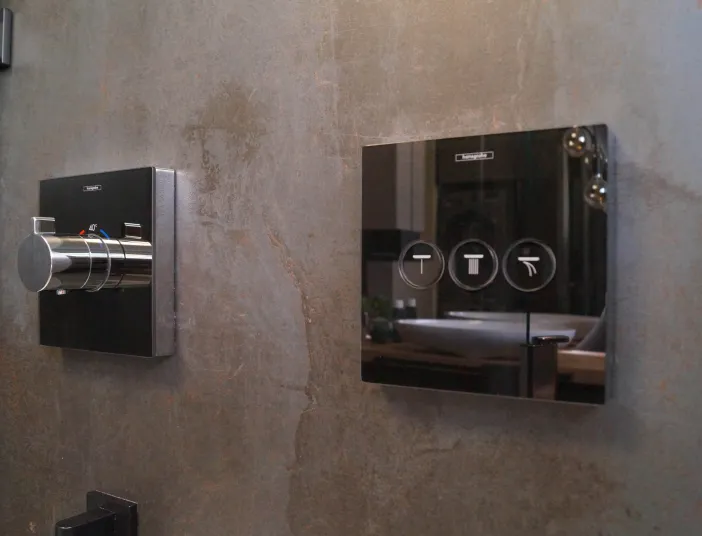 Detailansicht vom Thermostat der Dusche im zeitlosen Bad vom Handwerksunternehmen bad & heizung Laabs in Potsdam.