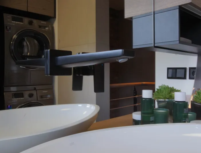 Hansgrohe-Armatur im zeitlosen Bad vom Handwerksunternehmen bad & heizung Laabs in Potsdam.