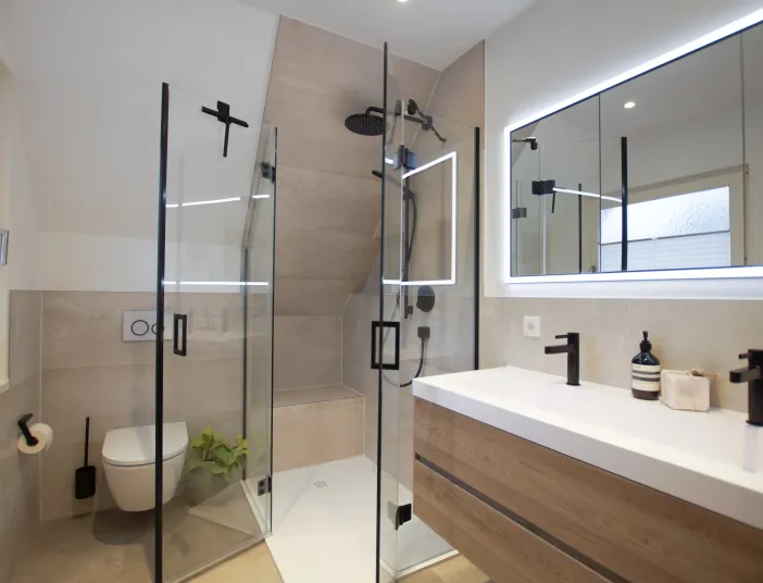 Badezimmer mit Eck-Walk-In-Dusche mit Drehfalttüren von HSK, Referenzbad von Laabs, Potsdam. 