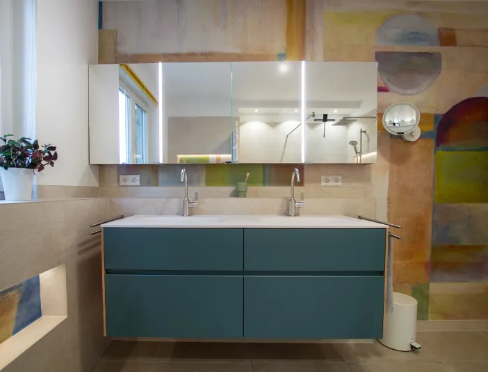 Doppelwaschtisch von IDEA mit zwei Ausschüben und Dornbracht Armaturen, sowie einem großen Spiegelschrank.