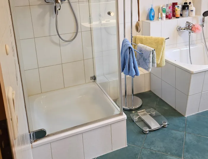 Altes Badezimmer mit Dusche und Einbauwanne, Ausgangssituation zu dem farbigen Duschbad.