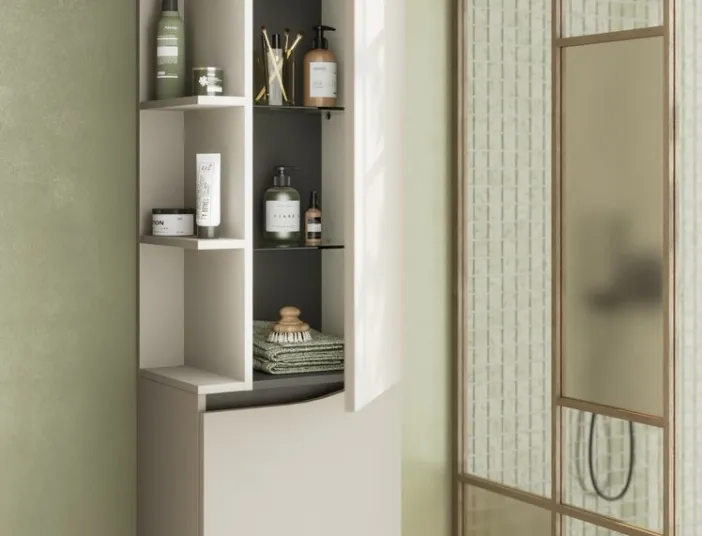 Ein moderner Badezimmer-Schrank der Serie Sinea 3.0 mit offenen und geschlossenen Fächern in einem eleganten, cremefarbenen Design.