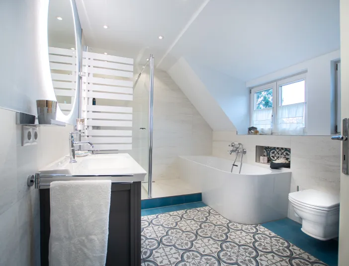 Badezimmer im modernen Landhausstil mit Fliesen im Retro Look und Beige-Blaues Farbkonzept.