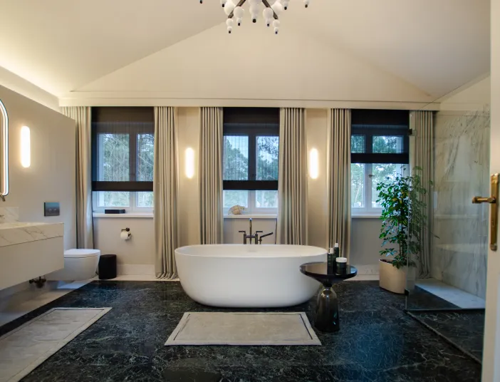 Freistehende Badewanne in weiß matt, stehend im luxuriösen Badezimmer.