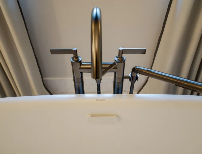 Vaia Wannen- Standarmatur in dark platinum gebürstet von Dornbracht.