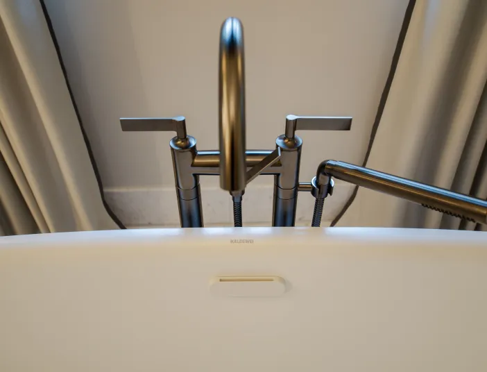 Vaia Wannen- Standarmatur in dark platinum gebürstet von Dornbracht.