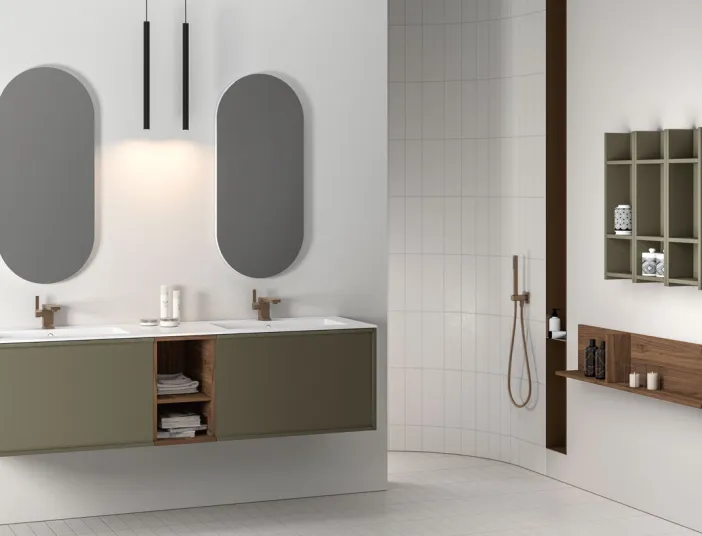 Helles Badezimmer von Stocco mit grünem Doppelwaschtisch, offenen Regalfächern, ovalen Spiegeln und begehbarer Dusche.